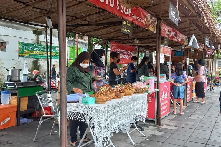 Pedagang di Mpoksinah Klamben menjajakan makanan tradisional khas Solo.