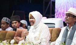 Risma Ikut Berselawat di Surabaya, Jemaah Sebut Rindu akan Kepemimpinannya