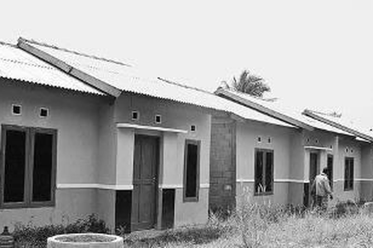 Seorang calon pembeli rumah melihat suasana lingkungan di lokasi pembangunan perumahan sederhana di Alang-alang Lebar, Palembang, Rabu (19/8). Di perumahan tersebut, hampir 80 persen rumah yang akan dan sedang dibangun sudah dibeli konsumen.