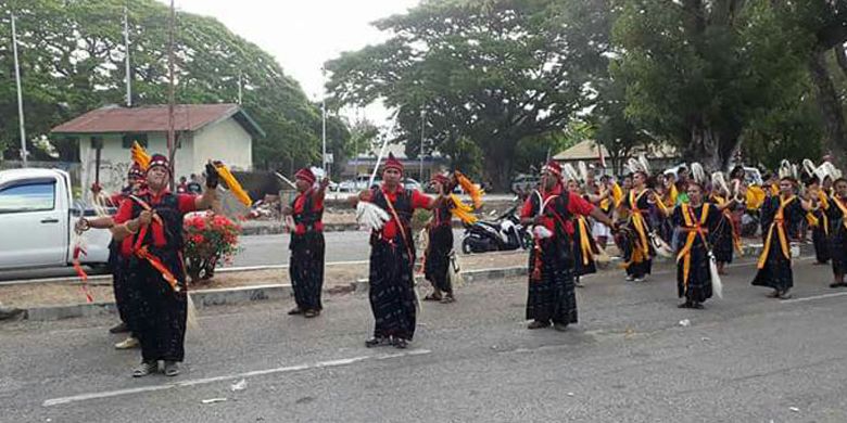 Karnaval budaya dalam rangka memeriahkan HUT ke-95 Kota Kefamenanu, Kabupaten Timor Tengah Utara, Nusa Tenggara Timur, Jumat (22/9/2017), diikuti oleh perwakilan warga dari 24 kecamatan, 20 instansi pemerintah, lima BUMN, 10 organisasi, 10 sekolah dan empat drumband.