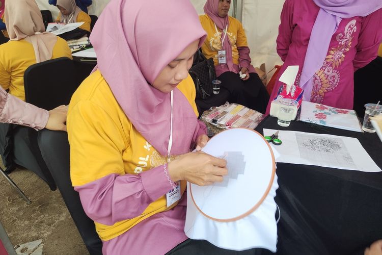Seorang wanita tengah menyulam karawo di arena Kumpul Komunitas Karawo yang dilaksanakan Balai Pelestarian Kebudayaan (BPK) Wilayah XVII Provinsi Sulawesi Utara dan Gorontalo.