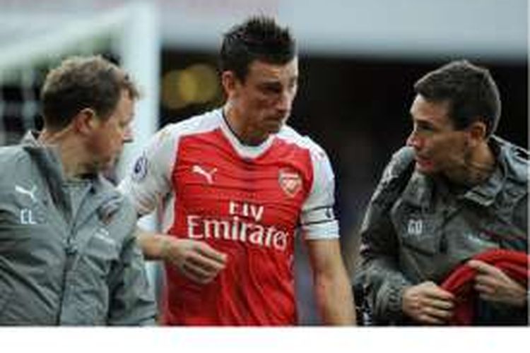 Bek Arsenal, Laurent Koscielny, mengalami cedera pada mata setelah bertabrakan dengan bek Southampton, Jose Fonte, pada pertandingan Premier League di Stadion Emirates, Sabtu (10/9/2016).