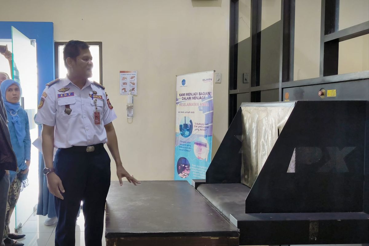 Kondisi mesin X-Ray di Bandara Notohadinegoro Jember yang rusak.