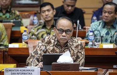 Menteri Komunikasi dan Informatika (Menkominfo) Budi Arie Setiadi saat mengikuti rapat kerja dengan Komisi I DPR di Kompleks Parlemen, Senayan, Jakarta, Kamis (27/6/2024). Rapat tersebut membahas insiden peretasan Pusat Data Nasional dan progres penanganannya. ANTARA FOTO/Dhemas Reviyanto/foc.