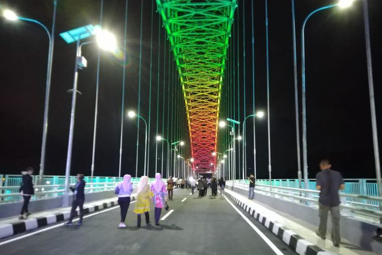 Usai dibuka uji coba pengunjung melintasi Jembatan Mahakam IV, Kamis (2/1/2020).