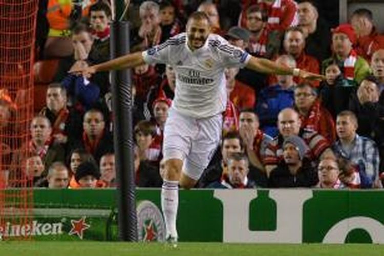 Penyerang Real Madrid Karim Benzema merayakan gol pertamanya (dari dua) ke gawang Liverpool, pada pertandingan ketiga Grup B Liga Champions, di Anfield, Liverpool, Rabu (22/10/2014).