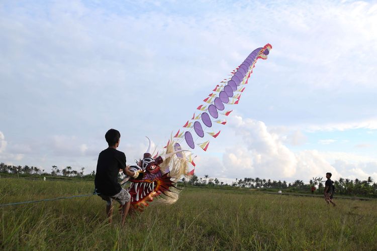 Warga menerbangkan layangan naga raksasa di Jalur Jalan Lintas Selatan, Pantai Samas, Bantul, Sabtu (31/10/2020). Sebelumnya sempat viral video yang menunjukkan orang naik di atas layangan raksasa di sini.