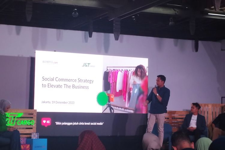 Luthfi Kurniawan menyampaikan materi berkenaan dengan strategi social commerce yang mampu mendorong efektivitas branding dan penjualan.