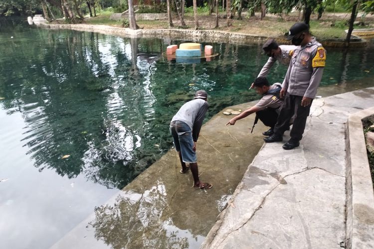 seorang pengunjung yang sedang mandi di tempat wsiata danau fotu, Desa Why-napa, Kecamatan Mawasangka, Kabupaten Buton Tengah, Sulawesi Tenggara, Minggu (20/3/2022). Anggota polisi dari Polsek Mawasangka melakukan tinjauan di danau fotu.