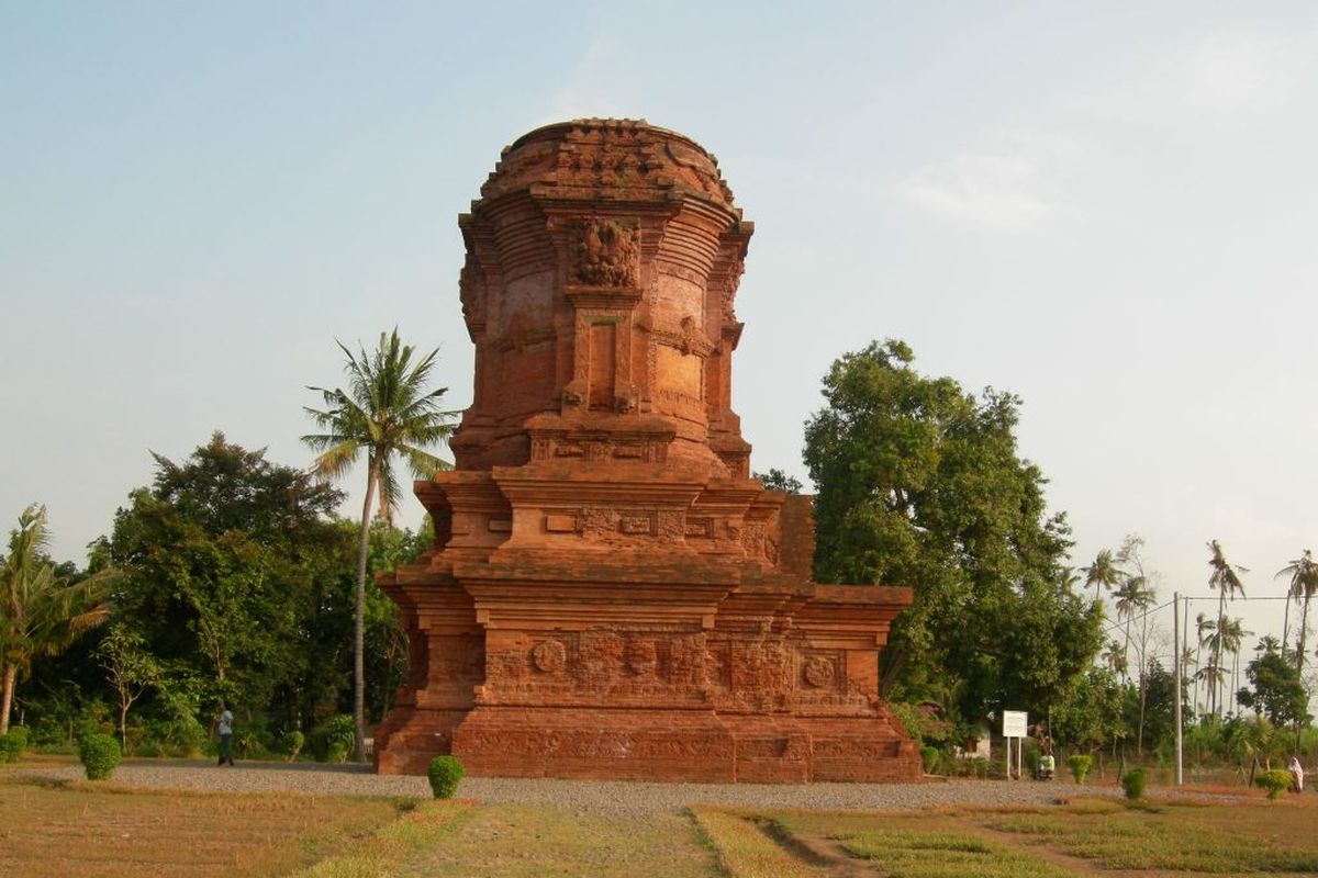 Candi Jabung peninggalan majapahit yang berdiri di Desa Jabung, Kecamatan Paiton, Kabupaten Probolinggo. 