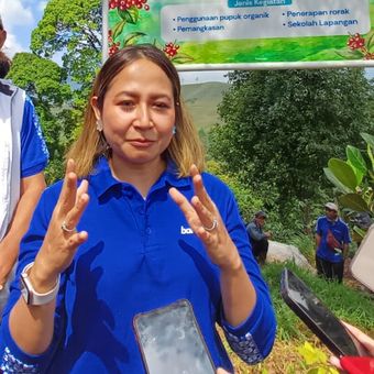 EVP Corporate Communication & Social Responsibility BCA Hera F. Haryn usai Kick Off Revitalisasi Kebun Kopi Cikoneng di Bogor, Jawa Barat, Senin (10/6/2024).