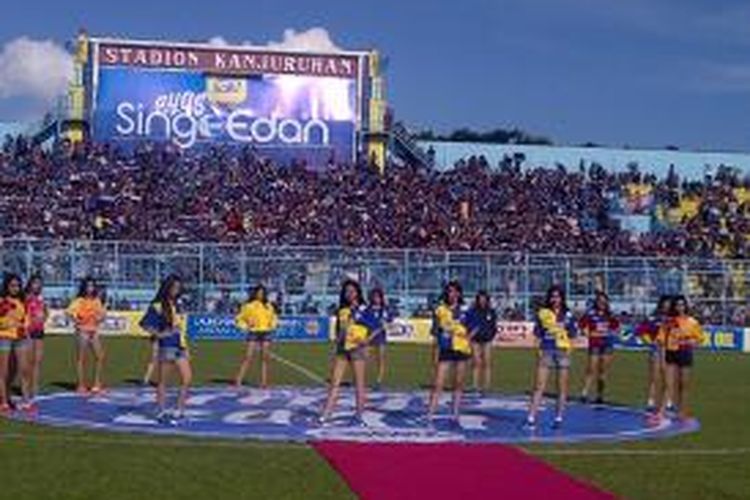 jersey baru Arema Cronus, saat diperkenalkan oleh beberapa model di stadion Kanjuruhan, Kabupaten Malang, Jawa Timur, Minggu (15/2/2015) siang. 