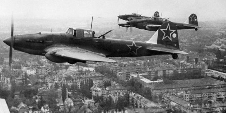 Pasukan Uni Soviet mengepung dan menyerang Berlin dari darat dan udara.