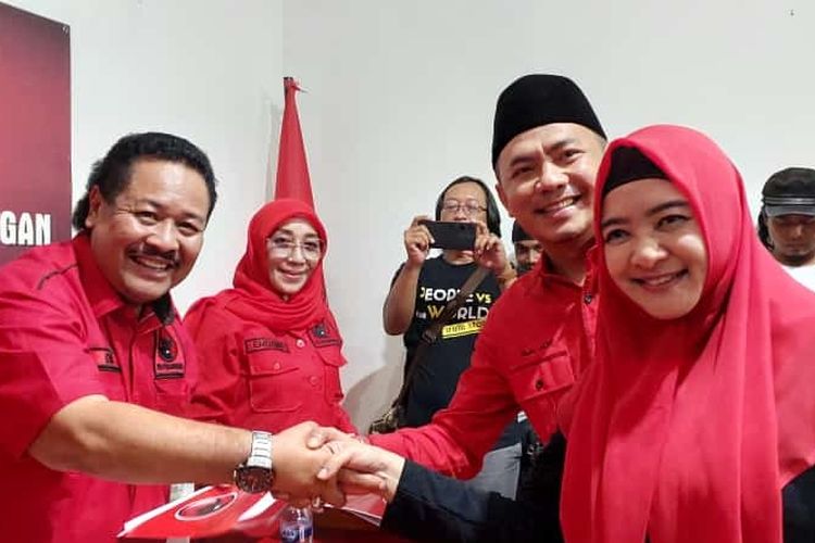 Pasutri Hutri Agus Mardiko dan Dewi Aryani resmi mendaftar sebagai bakal calon bupati di Pilkada 2024 melalui DPC PDI-P Kabupaten Tegal, Jawa Tengah, Jumat (31/5/2024).