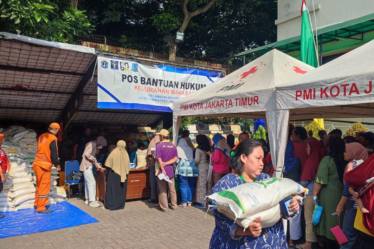 Warga Kelurahan Makasar, Jakarta Timur antre beras bantuan sosial, Selasa (22/7/2025).