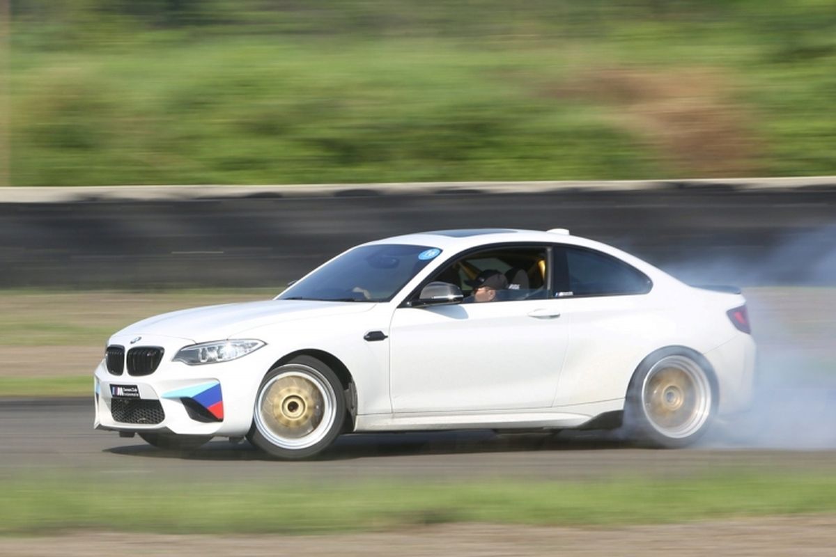 Sejumlah pemilik mobil BMW seri M turut berlomba menjadi ''fastest of the day'' saat acara BMW M Owners Club Indonesia (MOCI) Racing Academy Seri ke 6 di Sentul, Bogor, Jawa Barat, Sabtu (30/09/2017). Pemenang MOCI Racing Academy akan menjadi duta besar MOCI untuk perilaku berkendara yang aman, terutama untuk sesama pengguna kendaraan sport berperforma tinggi di jalan umum. 