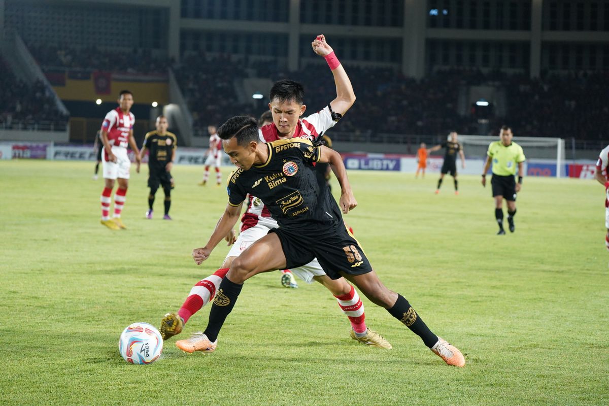 Penyerang sayap Persija Jakarta, Muhammad Rayhan Hannan (depan), berebut bola dengan gelandang Persis Solo, Sutanto Tan, dalam laga pekan ke-14 Liga 1 2023-2024 yang dilangsungkan di Stadion Manahan, Surakarta, pada Sabtu (30/9/2023) malam WIB.