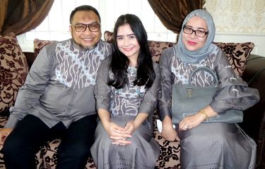 Prilly Latuconsina Berlebaran di Rumah Opa