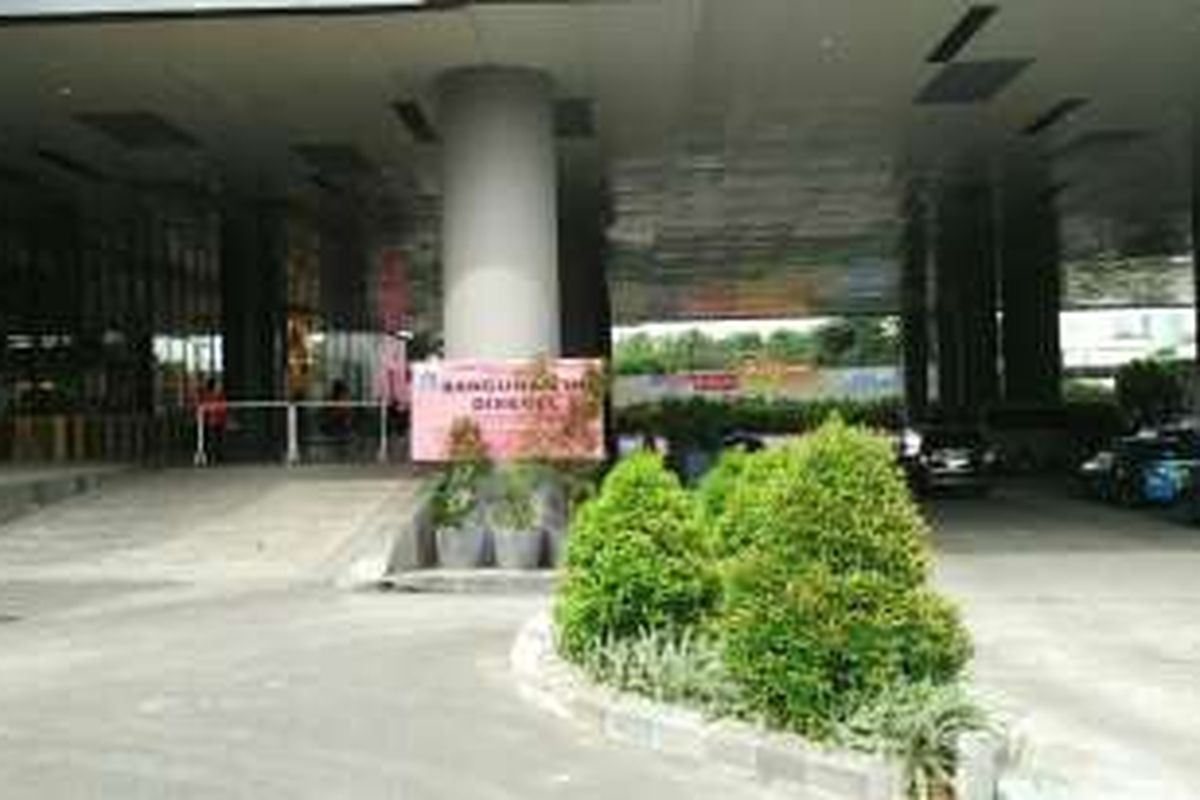 Bangunan Lippo Mall Puri, Kembangan, Jakarta Barat, disegel Pemprov DKI Jakarta. Meski begitu, mall tersebut tetap beroperasi normal karena sudah mengantongi izin operasional. Foto diambil Selasa (16/8/2016).