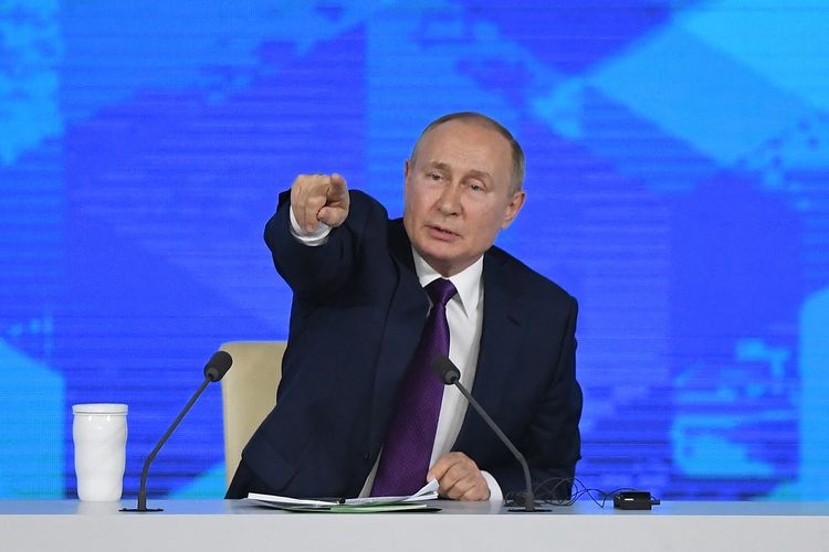 Presiden Rusia Vladimir Putin saat konferensi pers di ruang pameran Manezh, Moskwa tengah, 23 Desember 2021. Putin akan ke Indonesia dalam rangka KTT G20 di Bali, November 2022.