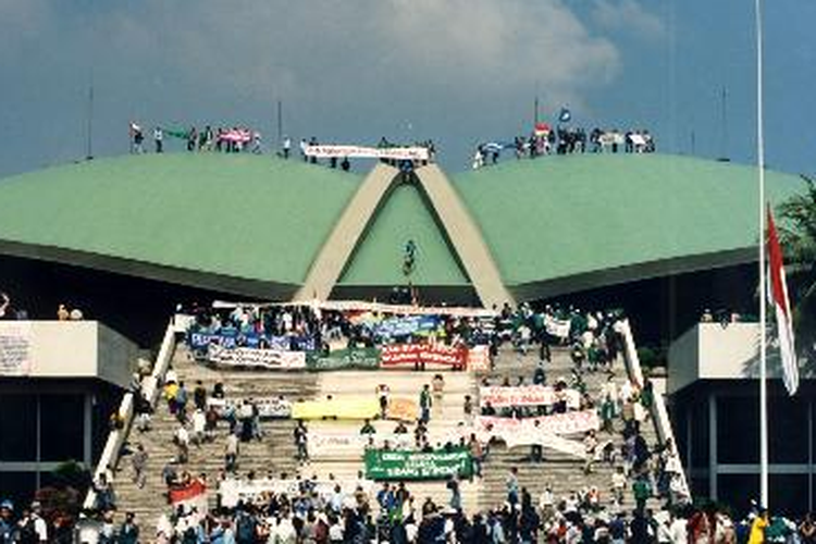 Mahasiswa melakukan unjuk rasa dengan menduduki Kompleks Parlemen, Senayan, Jakarta, pada Mei 1998.