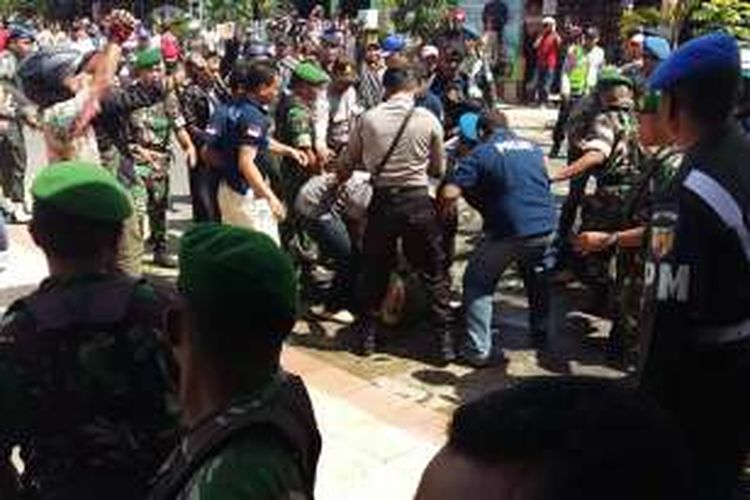 Aparat kemanan dari Polres Pamekasan dan Kodim 0826 Pamekasan, mengamankan pemilik rumah yang dieksekusi karena melakukan perlawanan dengan mengundang warga. Perlawanan warga menggunakan batu, bensin dan molotov. 
