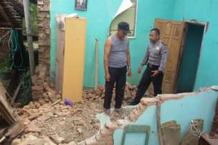 Foto : Anggota Polsek Geger sementara melihat lokasi rumah ambruk yang menimpa pasangan lansia bersama cucunya di Desa Nglandung, Kecamatan Geger, Kabupaten Madiun, Sabtu (3/12/2016).