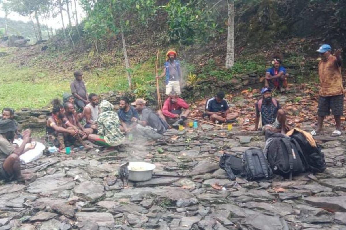 Polisi Papua Jalan Kaki 4 Hari Amankan Kotak Suara, Lewati 20 Bukit dan 15 Sungai