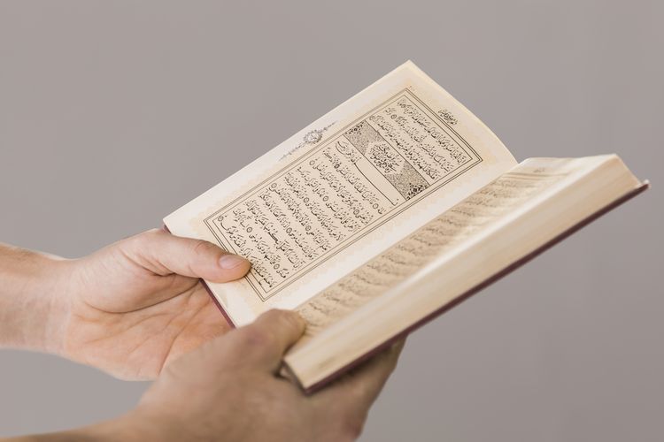 Bacaan Mahallul Qiyam Maulid Diba’: Arab, Latin, Artinya