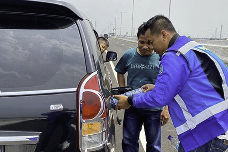 PT Jasa Marga (Persero) Tbk menambah fasilitas Mobile Customer Service seperti pengisian Bahan Bakar Minyak (BBM) dan air radiator.