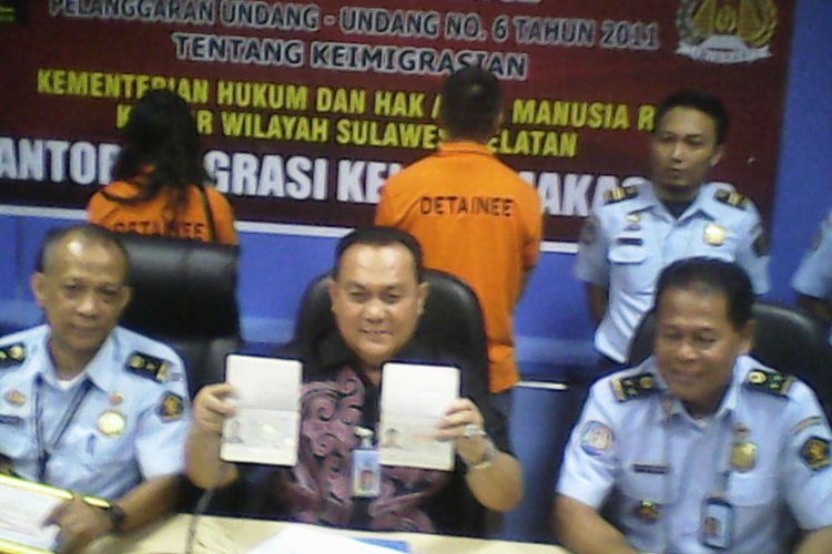 Kepala Divisi Imigrasi Kanwil Kemenkumham Sulsel, Ramli HS dalam konfrensi persnya terkait penangkapan 3 WNA asal Cina, Kamis (27/7/2017)