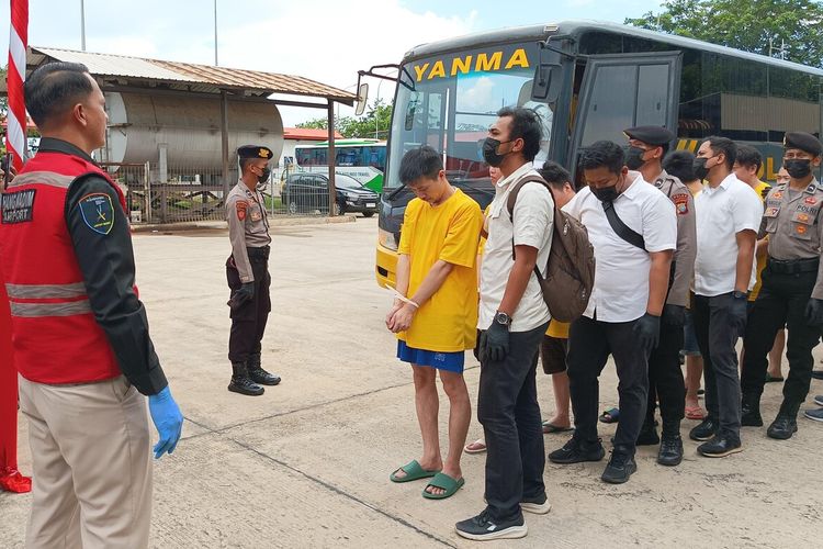 Divisi Hubungan Internasional Kepolisian Negara Republik Indonesia (Divhubinter Polri) bersama Polda Kepri dan berkerjasama dengan Direktorat Jenderal Imigrasi melakukan deportasi 153 orang Warga Negara Asing (WNA) asal Republik Rakyat Tiongkok (RRT) atau China ke negara asalnya.