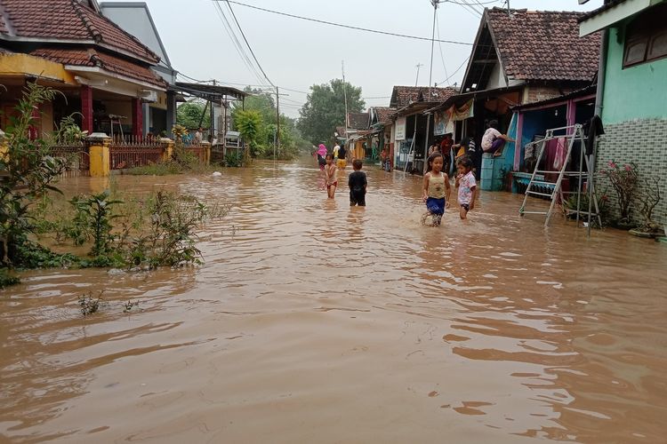 Banjir melanda Desa Kademangan, Kecamatan Mojoagung, Kabupaten Jombang, Jawa Timur, dilanda banjir, Jumat (11/3/2022).