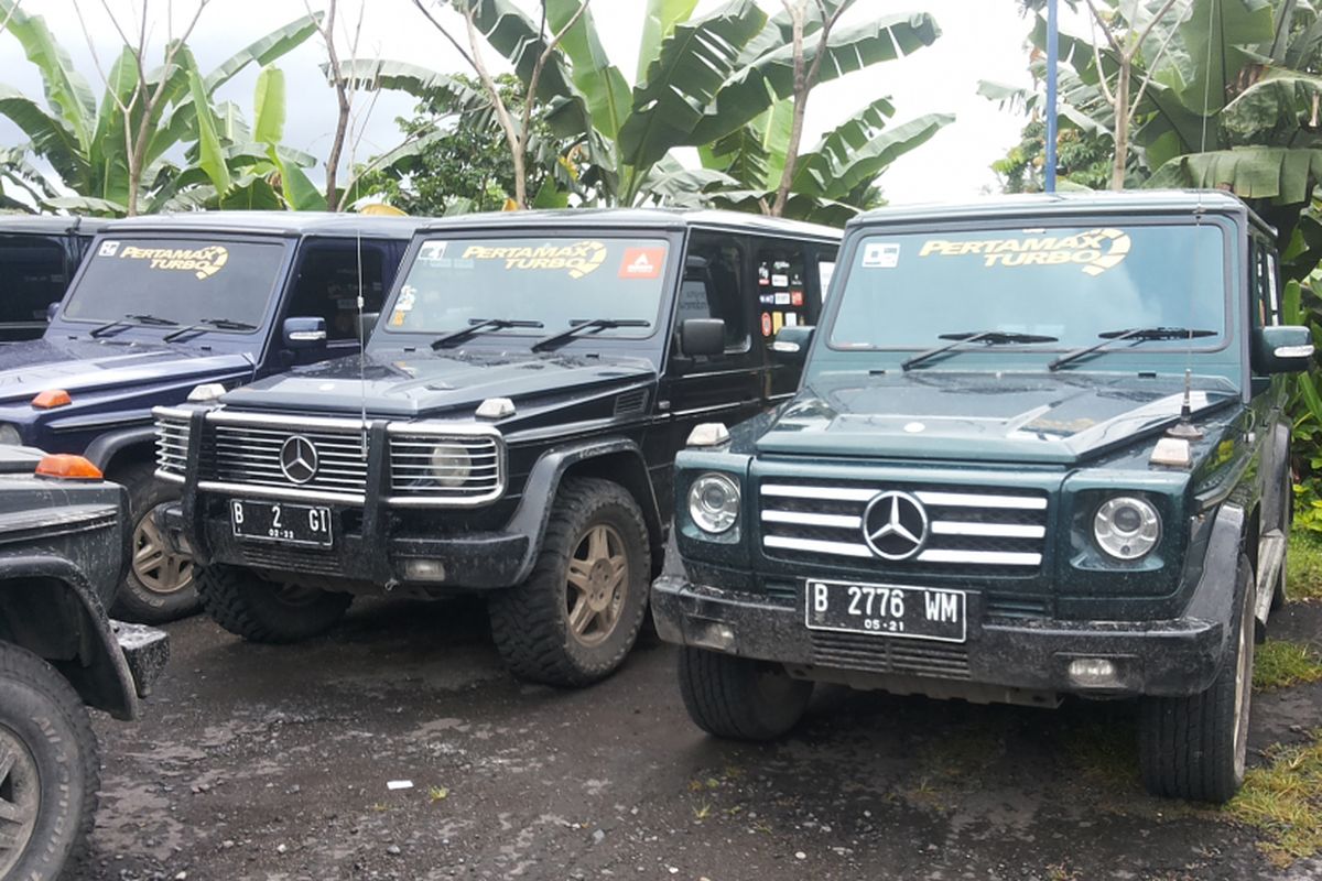 Sejumlah mobil Mercedes G-Wagen milik anggota komunitas Mercedes Jip Indonesia yang mengikuti turing di Banyuwangi dan Bali pada 8-12 Desember 2017.