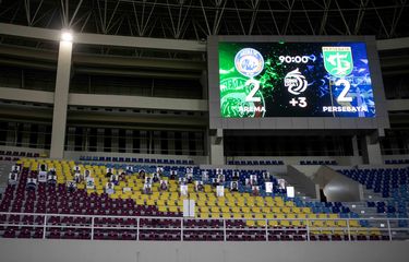 Arema FC menghadirkan program Face Tribun untuk menyemarakkan laga pekan 11 Liga 1 2021 melawan Persebaya Surabaya yang berakhir dengan skor 2-2 di Stadion Manahan Solo, Sabtu (6/11/2021) malam.