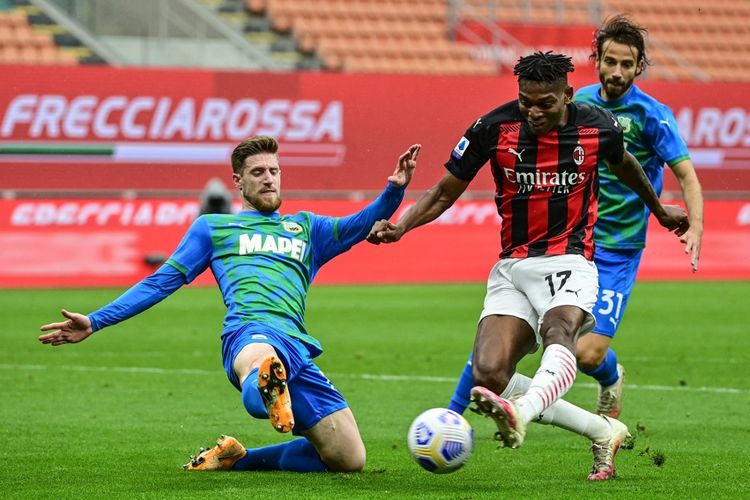 Penyerang AC Milan, Rafael Leao, berduel dengan bek Sassuolo Georgios Kyriakopoulos pada laga Liga Italia di Stadion San Siro, Milan, pada Kamis (22/4/2021) dini hari WIB.