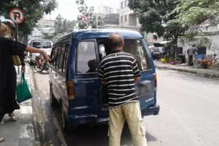 Sopir angkutan berpelat hitam sedang menaikkan penumpang di Jalan Banceuy, Kota Bandung, Jawa Barat, Selasa (22/3). Sejumlah sopir angkot di Kota Bandung meminta angkutan ilegal segera ditindak tegas.