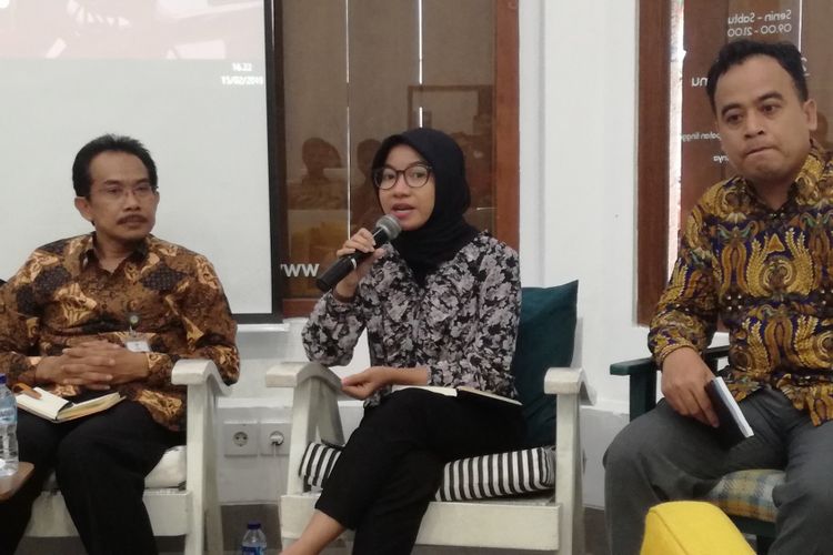 Peneliti Indonesia Corruption Watch (ICW) Almas Sjafrina (tengah) dalam diskusi bertajuk Dana Bansos dan Pemilu di KeKini, Jakarta, Jumat (15/2/2019). 