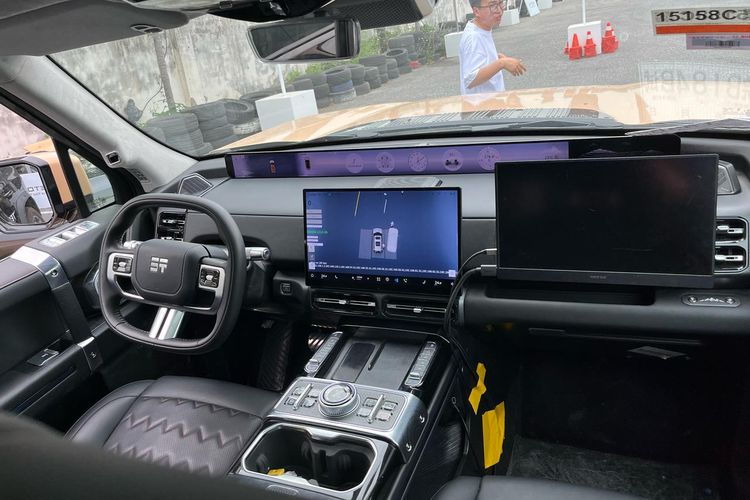 Jetour G700 punya fitur parkir otomatis yang canggih.