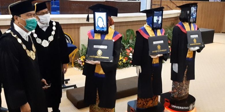 Inovatif Undip Gunakan Robot Wakili Mahasiswa Yang Ikut Wisuda Halaman All Kompas 