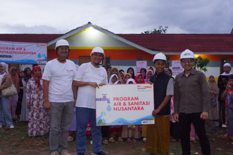 Roy Permana (Rewards Head, PT Bank Danamon Indonesia Tbk), Abdul Hadi (Sustainability Finance Head, PT Bank Danamon Indonesia Tbk), Suratman (Kepala Koordinator Posko Desa Ciwalen), dan Herdiansah (Direktur Dompet Dhuafa Social Enterprise) secara simbolik menyampaikan bantuan pembuatan sumur dan penampungan air bersih sebagai bentuk komitmen Danamon menjadikan Ramadan Lebih Berkah dengan serangkaian program yang memberikan dampak positif bagi lingkungan sekitar.