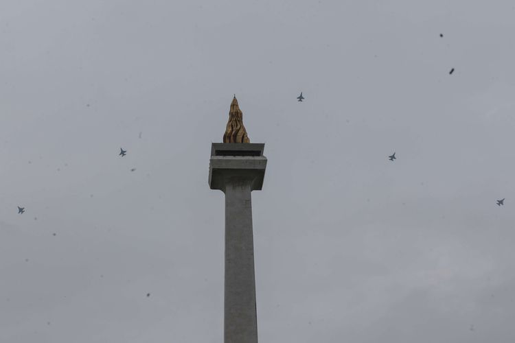 Atraksi udara  pesawat tempur F-16 dari TNI Angkatan Udara saat perayaan HUT ke-77 TNI di atas Monumen Nasional, Jakarta, Rabu (5/10/2022).