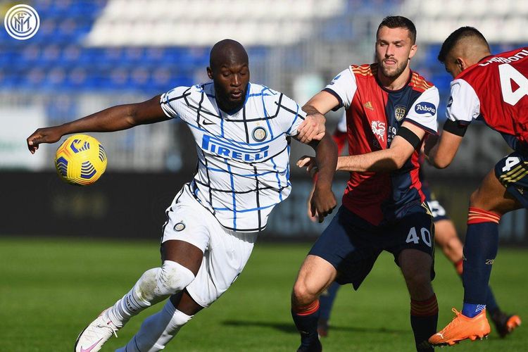 Aksi penyerang Inter Milan, Romelu Lukaku, dalam laga melawan Cagliari di Sardegna Arena Minggu (13/12/2020)