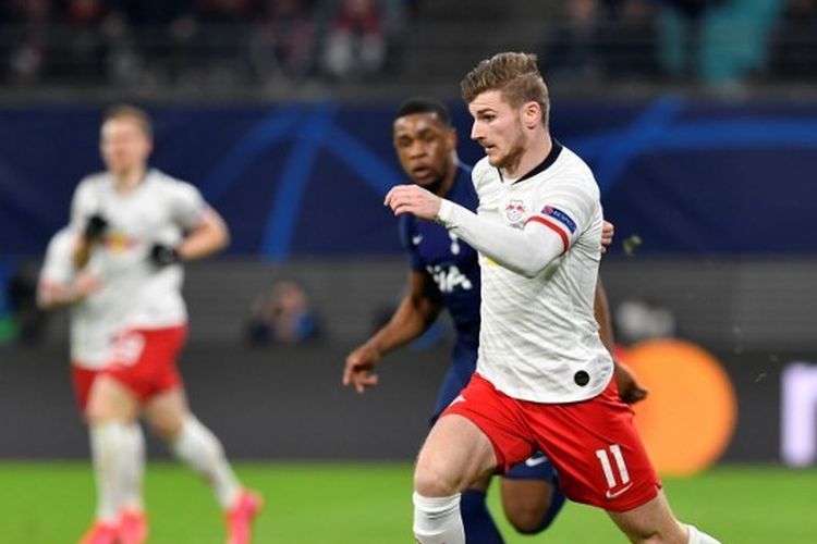 Penyerang RB Leipzig, Timo Werner, dibayang-bayangi pemain Tottenham Hotspur pada laga leg kedua Liga Champions yang digelar di Red Bull Arena, Rabu (11/3/2020) dini hari WIB.