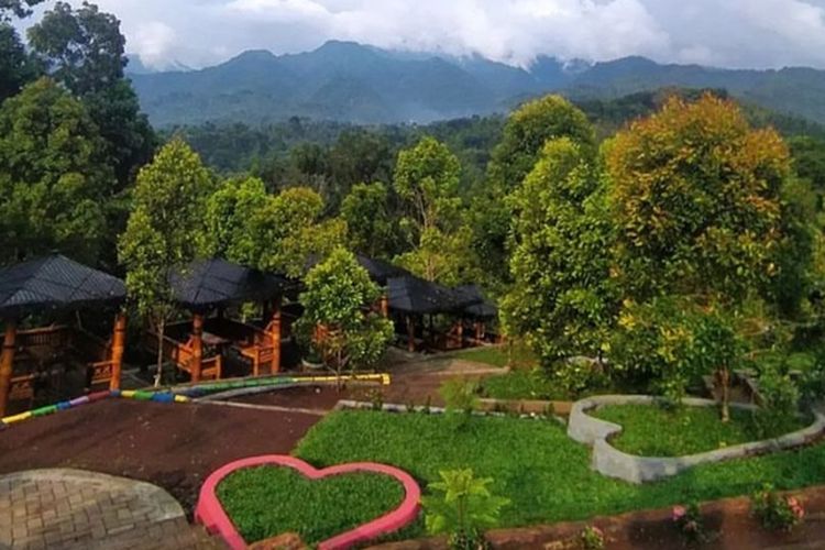 Bukit Gandrung adalah objek wisata dengan pemandangan Gunung Welirang di Kabupaten Kediri, Jawa Timur. 
