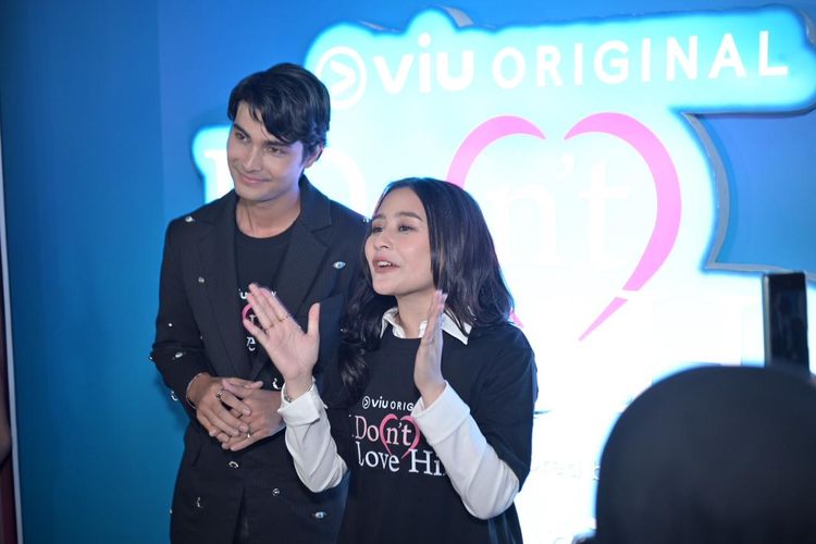 Aktris peran Prilly Latuconsina mulai menerapkan aturan mengurangi penggunaan plastik di lokasi syuting. 