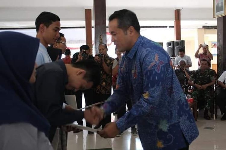 Bupati Wonogiri, Joko Sutopo menyerahkan beasiswa bagi mahasiswa berprestas asal Kabupaten Wonogiri.