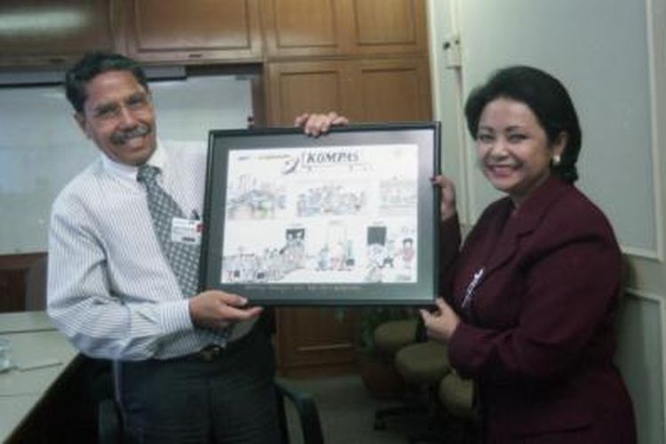 Wapemred Kompas August Parengkuan menerima kenang-kenangan dari Inke Maris di ruang rapat Redaksi Kompas, Jakarta (19/3/1998)