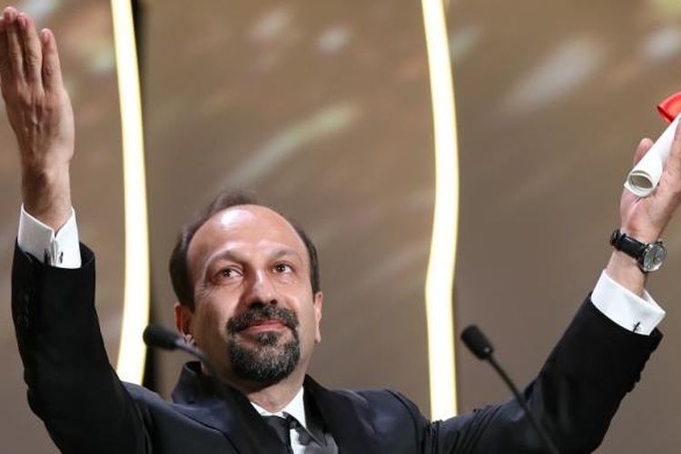 Sutradara asal Iran, Asghar Farhadi, menerima penghargaan Best Screenplay untuk filmnya, Forushande atau The Salesman, pada Festival Film Cannes, pada 22 Mei 2016. 