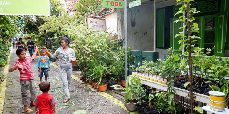 Warga beraktivitas di dalam Kampung Lawas Maspati, salah satu tempat wisata Surabaya yang bisa dikunjungi.